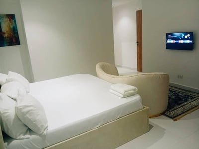 self contain/ one bed apt